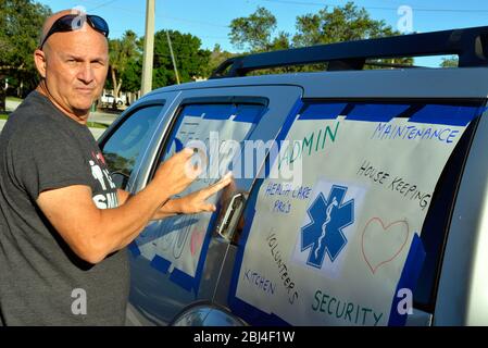 Melbourne, Floride, États-Unis. 27 avril 2020 de nombreux organismes de services publics du comté de Brevard et de la ville ont défilé devant les hôpitaux locaux de la région du comté sud pour appuyer tous les intervenants. Faire preuve de reconnaissance aux communautés pour l'ensemble de nos médecins, infirmières, employés d'hôpitaux et professionnels de la santé locaux qui prennent soin des patients pendant cette pandémie de coronavirus. Crédit photo : Julian Leek/Alay Live News Banque D'Images