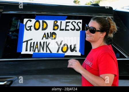 Melbourne, Floride, États-Unis. 27 avril 2020 de nombreux organismes de services publics du comté de Brevard et de la ville ont défilé devant les hôpitaux locaux de la région du comté sud pour appuyer tous les intervenants. Faire preuve de reconnaissance aux communautés pour l'ensemble de nos médecins, infirmières, employés d'hôpitaux et professionnels de la santé locaux qui prennent soin des patients pendant cette pandémie de coronavirus. Crédit photo : Julian Leek/Alay Live News Banque D'Images