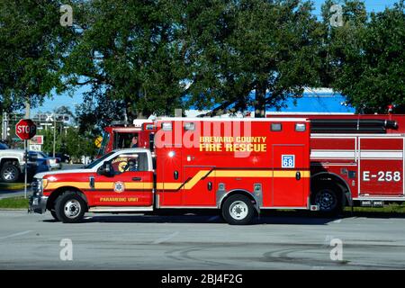 Melbourne, Floride, États-Unis. 27 avril 2020 de nombreux organismes de services publics du comté de Brevard et de la ville ont défilé devant les hôpitaux locaux de la région du comté sud pour appuyer tous les intervenants. Faire preuve de reconnaissance aux communautés pour l'ensemble de nos médecins, infirmières, employés d'hôpitaux et professionnels de la santé locaux qui prennent soin des patients pendant cette pandémie de coronavirus. Crédit photo : Julian Leek/Alay Live News Banque D'Images