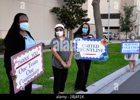 Melbourne, Floride, États-Unis. 27 avril 2020 de nombreux organismes de services publics du comté de Brevard et de la ville ont défilé devant les hôpitaux locaux de la région du comté sud pour appuyer tous les intervenants. Faire preuve de reconnaissance aux communautés pour l'ensemble de nos médecins, infirmières, employés d'hôpitaux et professionnels de la santé locaux qui prennent soin des patients pendant cette pandémie de coronavirus. Crédit photo : Julian Leek/Alay Live News Banque D'Images