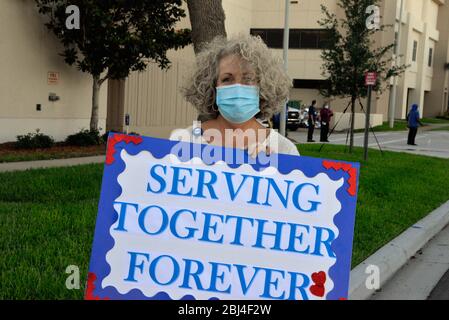 Melbourne, Floride, États-Unis. 27 avril 2020 de nombreux organismes de services publics du comté de Brevard et de la ville ont défilé devant les hôpitaux locaux de la région du comté sud pour appuyer tous les intervenants. Faire preuve de reconnaissance aux communautés pour l'ensemble de nos médecins, infirmières, employés d'hôpitaux et professionnels de la santé locaux qui prennent soin des patients pendant cette pandémie de coronavirus. Crédit photo : Julian Leek/Alay Live News Banque D'Images