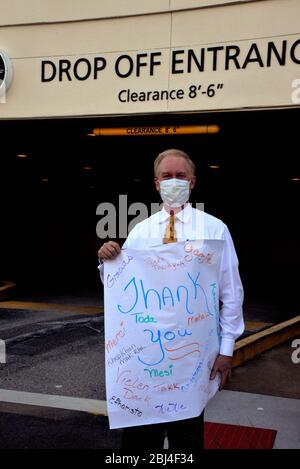 Melbourne, Floride, États-Unis. 27 avril 2020 de nombreux organismes de services publics du comté de Brevard et de la ville ont défilé devant les hôpitaux locaux de la région du comté sud pour appuyer tous les intervenants. Faire preuve de reconnaissance aux communautés pour l'ensemble de nos médecins, infirmières, employés d'hôpitaux et professionnels de la santé locaux qui prennent soin des patients pendant cette pandémie de coronavirus. Crédit photo : Julian Leek/Alay Live News Banque D'Images