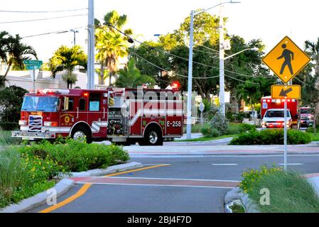 Melbourne, Floride, États-Unis. 27 avril 2020 de nombreux organismes de services publics du comté de Brevard et de la ville ont défilé devant les hôpitaux locaux de la région du comté sud pour appuyer tous les intervenants. Faire preuve de reconnaissance aux communautés pour l'ensemble de nos médecins, infirmières, employés d'hôpitaux et professionnels de la santé locaux qui prennent soin des patients pendant cette pandémie de coronavirus. Crédit photo : Julian Leek/Alay Live News Banque D'Images