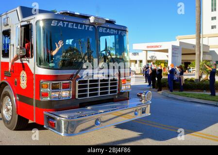 Melbourne, Floride, États-Unis. 27 avril 2020 de nombreux organismes de services publics du comté de Brevard et de la ville ont défilé devant les hôpitaux locaux de la région du comté sud pour appuyer tous les intervenants. Faire preuve de reconnaissance aux communautés pour l'ensemble de nos médecins, infirmières, employés d'hôpitaux et professionnels de la santé locaux qui prennent soin des patients pendant cette pandémie de coronavirus. Crédit photo : Julian Leek/Alay Live News Banque D'Images