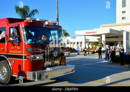 Melbourne, Floride, États-Unis. 27 avril 2020 de nombreux organismes de services publics du comté de Brevard et de la ville ont défilé devant les hôpitaux locaux de la région du comté sud pour appuyer tous les intervenants. Faire preuve de reconnaissance aux communautés pour l'ensemble de nos médecins, infirmières, employés d'hôpitaux et professionnels de la santé locaux qui prennent soin des patients pendant cette pandémie de coronavirus. Crédit photo : Julian Leek/Alay Live News Banque D'Images