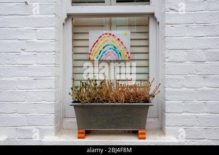 Windsor, Berkshire, Royaume-Uni. 27 avril 2020. Les enfants de Windsor ont été occupés à dessiner, peindre, craquer et créer de belles œuvres d'art pour vous remercier du NHS lors de la pandémie de coronavirus et pour répandre une certaine joie et positivité dans tout le Royal Borough de Windsor et Maidenhead dans ces temps troublants. Crédit : Maureen McLean/Alay Banque D'Images