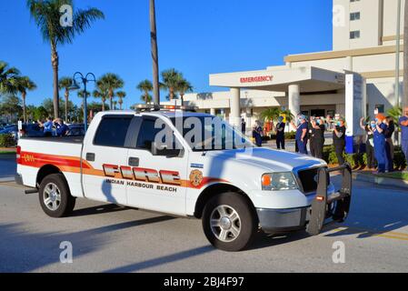 Melbourne, Floride, États-Unis. 27 avril 2020 de nombreux organismes de services publics du comté de Brevard et de la ville ont défilé devant les hôpitaux locaux de la région du comté sud pour appuyer tous les intervenants. Faire preuve de reconnaissance aux communautés pour l'ensemble de nos médecins, infirmières, employés d'hôpitaux et professionnels de la santé locaux qui prennent soin des patients pendant cette pandémie de coronavirus. Crédit photo : Julian Leek/Alay Live News Banque D'Images