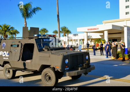 Melbourne, Floride, États-Unis. 27 avril 2020 de nombreux organismes de services publics du comté de Brevard et de la ville ont défilé devant les hôpitaux locaux de la région du comté sud pour appuyer tous les intervenants. Faire preuve de reconnaissance aux communautés pour l'ensemble de nos médecins, infirmières, employés d'hôpitaux et professionnels de la santé locaux qui prennent soin des patients pendant cette pandémie de coronavirus. Crédit photo : Julian Leek/Alay Live News Banque D'Images