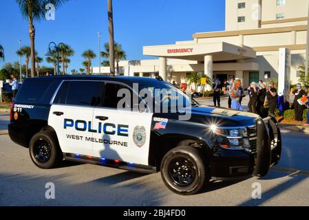 Melbourne, Floride, États-Unis. 27 avril 2020 de nombreux organismes de services publics du comté de Brevard et de la ville ont défilé devant les hôpitaux locaux de la région du comté sud pour appuyer tous les intervenants. Faire preuve de reconnaissance aux communautés pour l'ensemble de nos médecins, infirmières, employés d'hôpitaux et professionnels de la santé locaux qui prennent soin des patients pendant cette pandémie de coronavirus. Crédit photo : Julian Leek/Alay Live News Banque D'Images