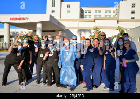 Melbourne, Floride, États-Unis. 27 avril 2020 de nombreux organismes de services publics du comté de Brevard et de la ville ont défilé devant les hôpitaux locaux de la région du comté sud pour appuyer tous les intervenants. Faire preuve de reconnaissance aux communautés pour l'ensemble de nos médecins, infirmières, employés d'hôpitaux et professionnels de la santé locaux qui prennent soin des patients pendant cette pandémie de coronavirus. Crédit photo : Julian Leek/Alay Live News Banque D'Images