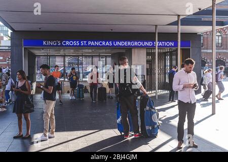 Londres/UK-26/07/18 : les gens qui s'y trouvent et sortent de la station de métro King's Cross St Pancras sur Euston Road, où deux gares ferroviaires les plus fréquentées de Londres Banque D'Images