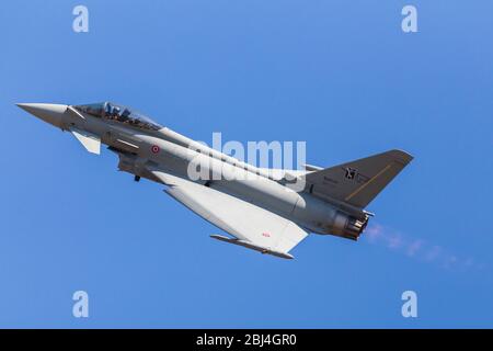 Typhoon F-2000 de l'aviation italienne avec brûleurs de secours allumés. Banque D'Images