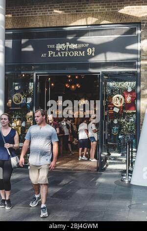 Londres/UK-26/07/18: Les gens à Harry Potter Shop à la plate-forme 9 3/4 situé dans le parcours de départs ouest de la gare de Londres King's Cross, Banque D'Images