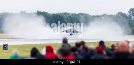 Marine espagnole EAV-8 B Harrier II plus décollage sous la pluie. Banque D'Images