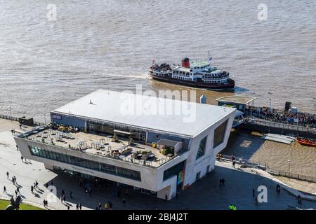 Mersey Ferry approche sa jetée sur la rivière Mersey. Banque D'Images