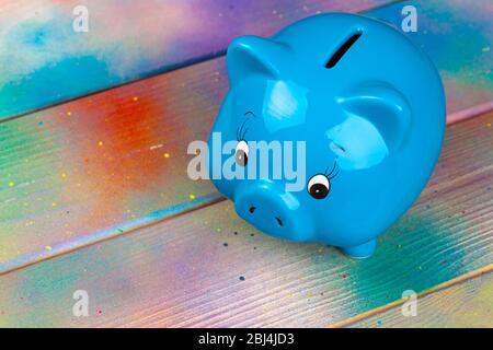 Banc de porc sur table en bois. Gros plan. Banque D'Images