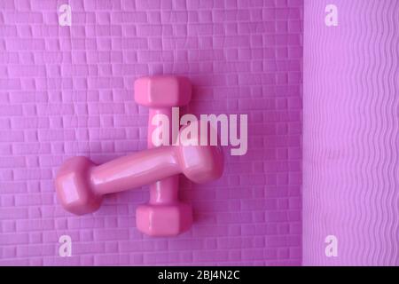 Gros plan sur le tapis d'exercice de couleur rose Banque D'Images