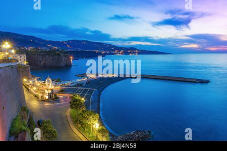 Vue sur le coucher du soleil sur la côte rocheuse de Sorrente et du golfe de Naples - destination touristique populaire en Italie. Banque D'Images