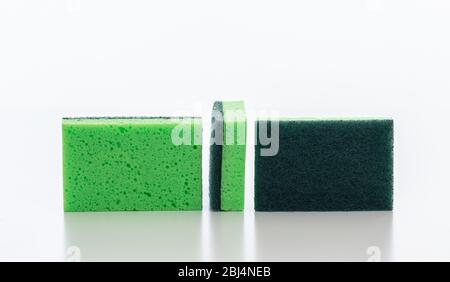 Nettoyage des éponges de cuisine isolées sur fond blanc. Éponges de couleur verte pour le lavage de vaisselle, fournitures ménagères Banque D'Images