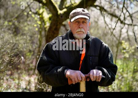 Portrait d'un vieil homme (85 ans) avec un pioche, Karlovy Vary, République tchèque Banque D'Images