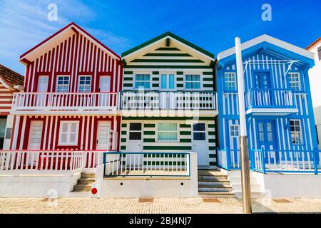 Costa Nova, Portugal: Maisons rayées colorées appelées Palheiros situé dans la station balnéaire sur la côte atlantique près d'Aveiro. Banque D'Images