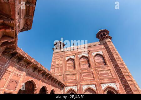 Mosquée de grès rouge au complexe mausolée Taj Mahal construit en 1643 par l'empereur Mughal Shah Jahan à Agra, Uttar Pradesh, Inde Banque D'Images