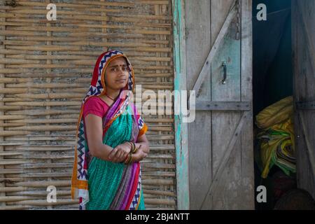 Femme indienne à sari à sa maison dans le village Banque D'Images