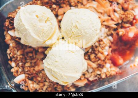 Crumble de rhubarbe et de fraise Banque D'Images