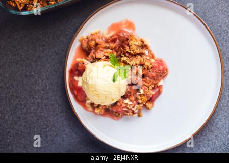 Crumble de rhubarbe et de fraise Banque D'Images