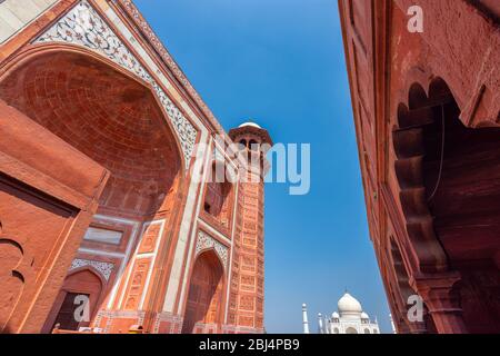 Complexe mausolée Taj Mahal construit en 1643 par l'empereur Mughal Shah Jahan pour abriter la tombe de sa femme Mumtaz Mahal à Agra, Uttar Pradesh, Inde Banque D'Images