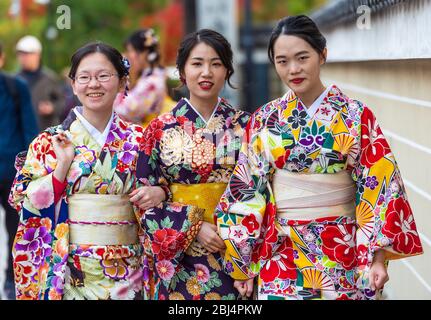 Un jeune apprenti geishas a appelé Maiko à marcher dans la rue principale du quartier de Gion à Kyoto au Japon Banque D'Images