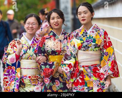 Un jeune apprenti geishas a appelé Maiko à marcher dans la rue principale du quartier de Gion à Kyoto au Japon Banque D'Images