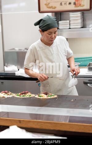 Un vendeur au marché Nishiki également connu sous le nom de cuisine Kyotos vendant des aliments Banque D'Images