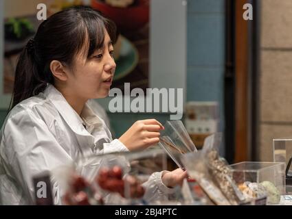 Un vendeur au marché Nishiki également connu sous le nom de cuisine Kyotos vendant des aliments Banque D'Images