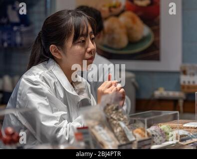 Un vendeur au marché Nishiki également connu sous le nom de cuisine Kyotos vendant des aliments Banque D'Images