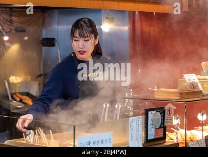 Un vendeur au marché Nishiki également connu sous le nom de cuisine Kyotos vendant des aliments Banque D'Images