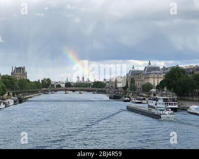 Paris, France. 28 avril 2020. Vue du pont Pont de la Concorde à la Seine; en arrière-plan, un arc-en-ciel peut être vu au-dessus des tours de la cathédrale notre-Dame. Les travaux de construction sur l'église, qui avaient été interrompus à cause de la crise de Corona, n'avaient commencé que lundi 27.04.2020. La cathédrale avait été gravement endommagée dans un incendie il y a environ un an. Crédit: Christian Böhmer/dpa/Alay Live News Banque D'Images