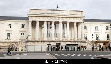 Tours, France - 8 février 2020: Les gens marchant devant le Palais de Justice (Cour de Justice) un jour d'hiver dans le centre-ville Banque D'Images