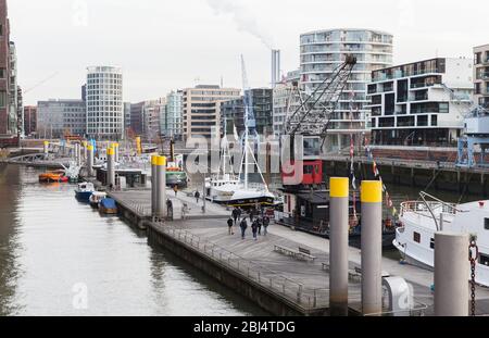 Hambourg, Allemagne - 30 novembre 2018: Les gens marchent sur des piers flottants à Binnenhafen, port intérieur de Hambourg, vue sur la rue Banque D'Images