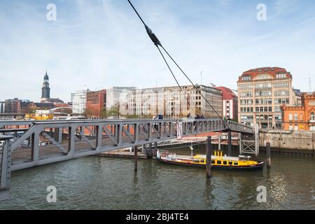 Hambourg, Allemagne - 30 novembre 2018: Les gens marchent sur un petit pont piétonnier au-dessus de Binnenhafen, port intérieur de Hambourg, vue sur la rue Banque D'Images