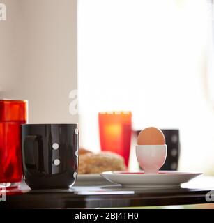 Petit déjeuner servi sur la table à manger avec café frais, pain et œufs à la maison Banque D'Images