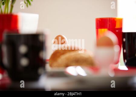 Petit déjeuner servi sur la table à manger avec café frais, pain et œufs à la maison Banque D'Images