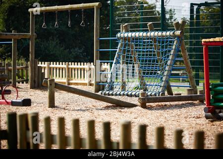 Tir d'une aire de jeux pour enfants dans un parc en début d'été Banque D'Images