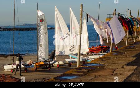 Dinghies de voile, préparation pour la course de club, et ligne de lavage sur Basse Quay, le port, North Berwick Banque D'Images