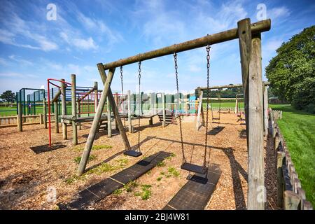 Tir d'une aire de jeux pour enfants dans un parc en début d'été Banque D'Images