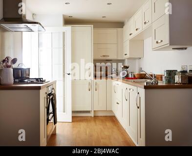 Intérieur moderne d'une grande cuisine avec mobilier modulaire en couleur blanche Banque D'Images