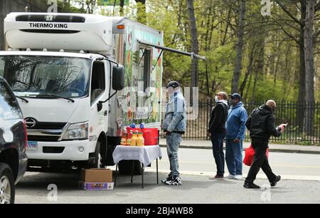 Bridgeport, CT, États-Unis. 28 avril 2020. La nourriture est distribuée à Bridgeport, dans le Connecticut par Hang Time, une organisation de base qui soutient les récemment incarcérés, avec de la nourriture, la bourse, l'aide pour obtenir un emploi, et d'autres services de soutien. La nourriture est offerte avec l'aide du Centre pour l'équité alimentaire et le développement économique du Conseil des Églises du Grand Bridgeport et de la Harvard Pilgrim Healthcare Foundation. Crédit: Stan Godlewski/ZUMA Wire/Alay Live News Banque D'Images