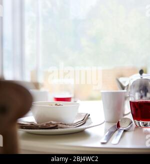 Un petit déjeuner matinal sain servi sur une table Banque D'Images