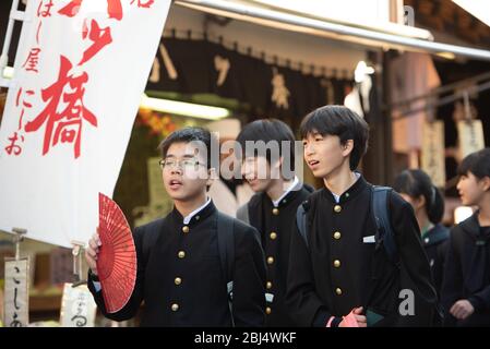 Japonais rendant visite à des étudiants qui descendent la rue Matsubara Dori à Kyoto, Japon. Banque D'Images