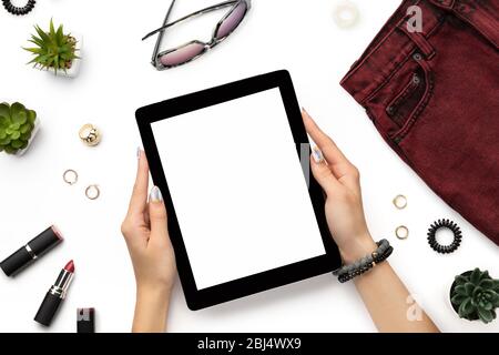 Les mains des femmes avec tablette, chemise, chaussure et accessoires maquette modèle vue de dessus isolée sur blanc Banque D'Images